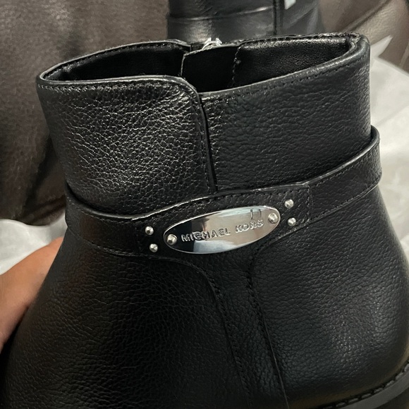MICHAEL KORS
Leather Ankle Boot - Picture 3 of 6